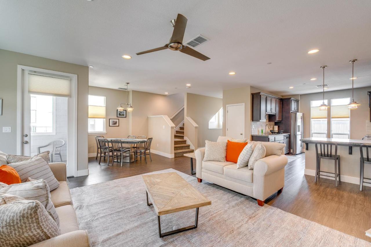Ideally Located Townhome With 2 Balconies Holiday home Sacramento