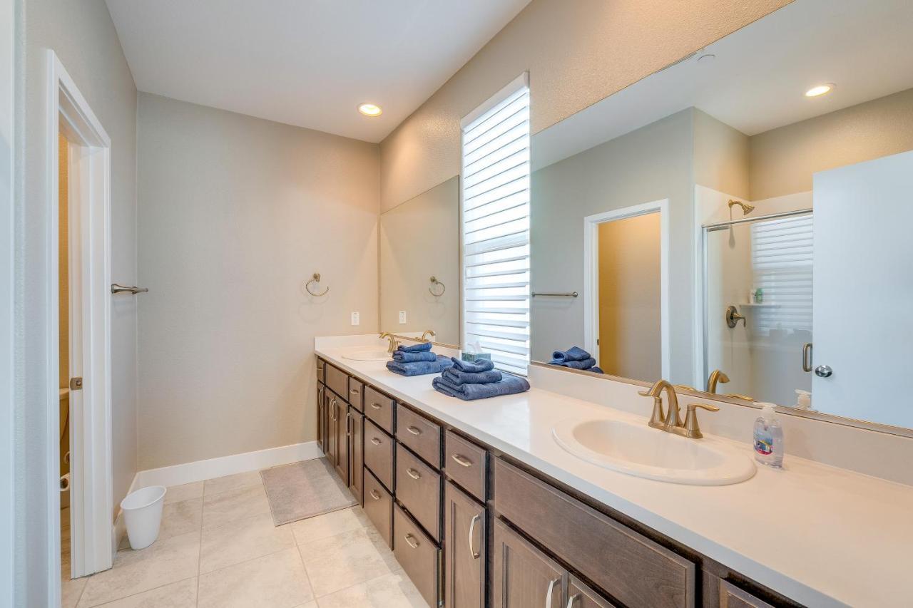 Holiday home Ideally Located Townhome With 2 Balconies *