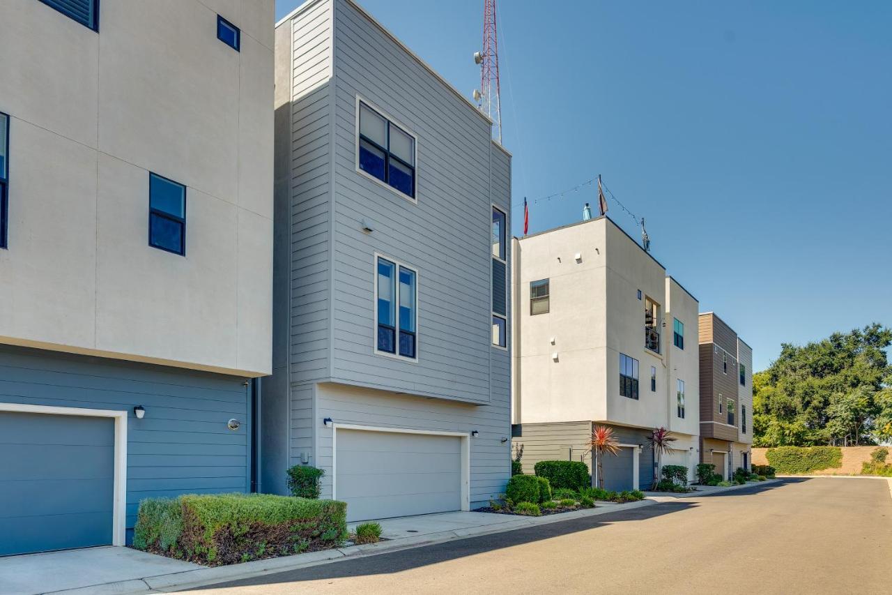 Ideally Located Townhome With 2 Balconies * Sacramento