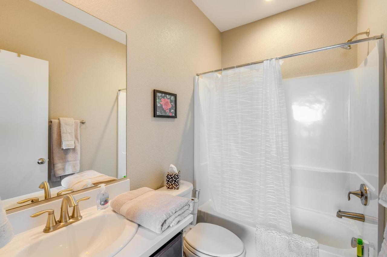 Holiday home Ideally Located Townhome With 2 Balconies Sacramento