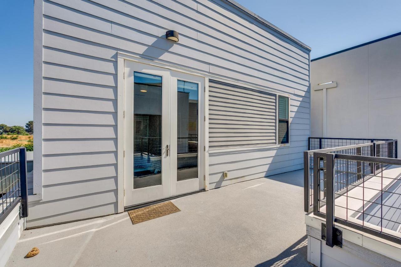 Ideally Located Townhome With 2 Balconies * Sacramento
