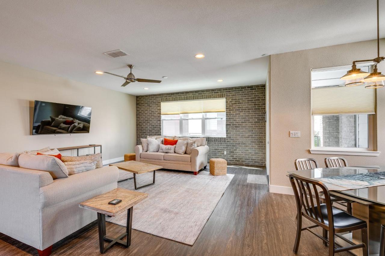 Holiday home Ideally Located Townhome With 2 Balconies Sacramento