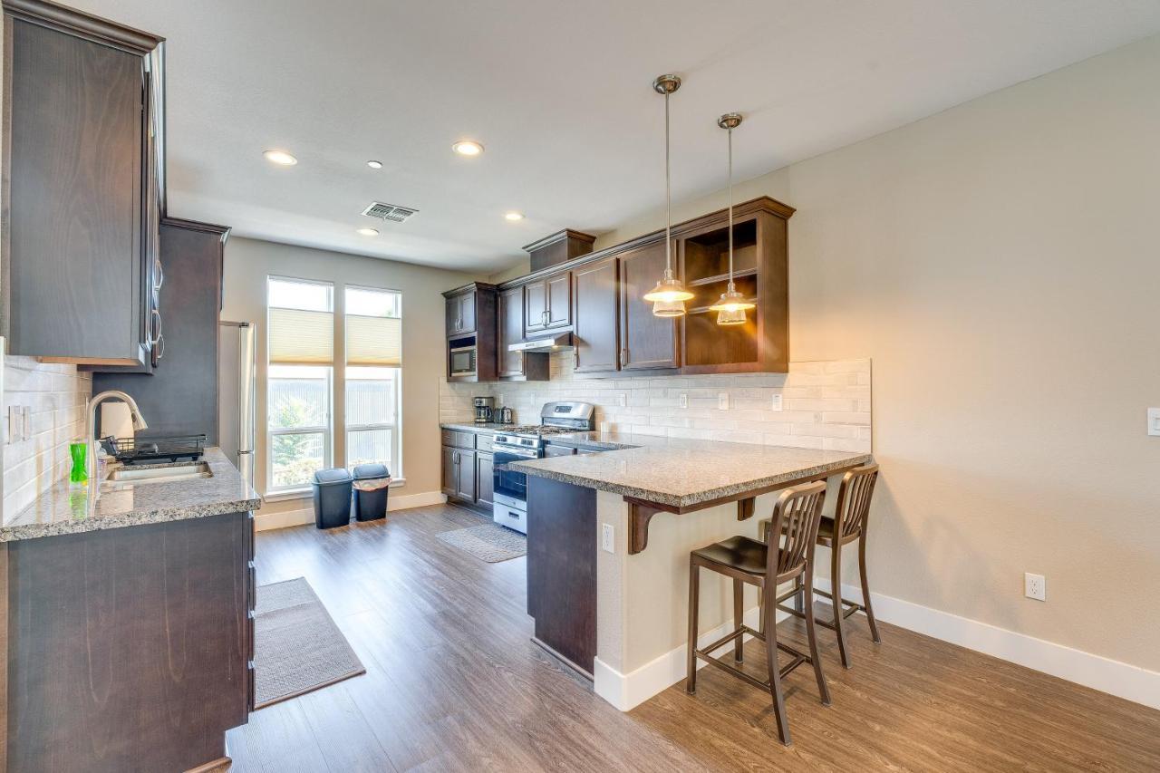 Holiday home Ideally Located Townhome With 2 Balconies
