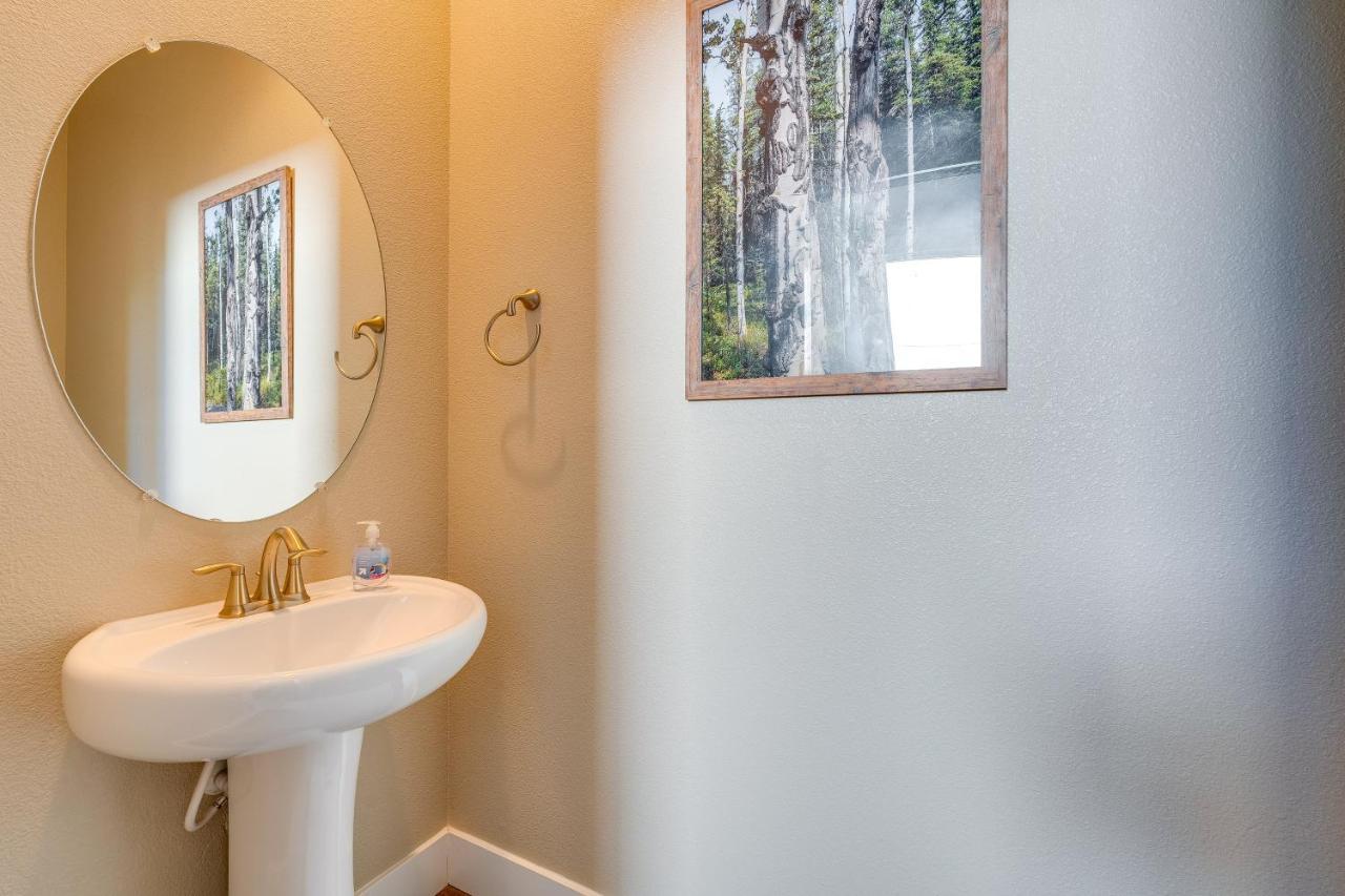 Ideally Located Townhome With 2 Balconies Holiday home